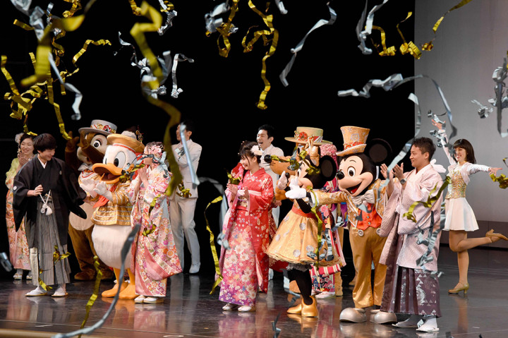 Kemeriahan acara Coming of Age Day atau Hari Kedewasaan di Tokyo Disneyland.