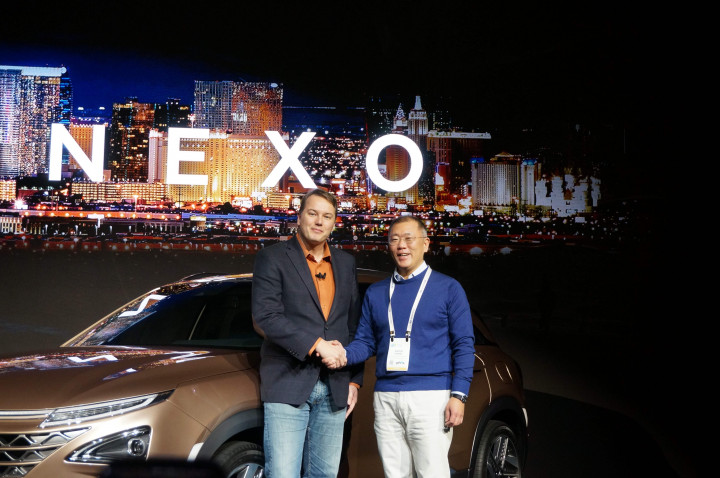 Wakil Dirut Hyundai, Eui Sun Chung, dan pendiri Aurora Inovation, Chris Urmson, memperkenalkan Nexo dalam ajang CES 2018. Nexo adalah hasil kolaborasi dua perusahaan Korsel dan AS itu.
