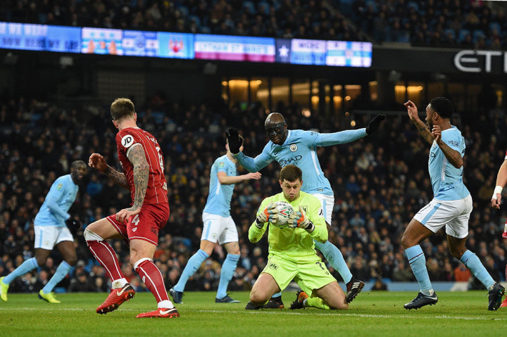 Bermain di kandang sendiri Manchester City menguasai jalannya pertandingan, namun serangan mereka dapat diredam para pemain Bristol City.