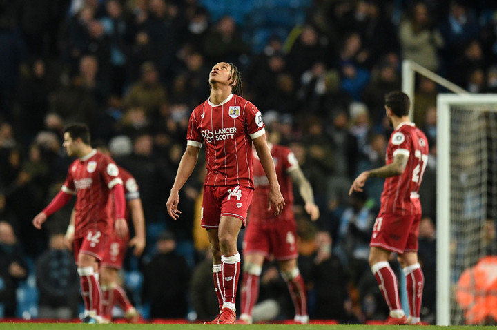 Para pemain Bristol tidak dapat menyembunyikan kekecewaannya.