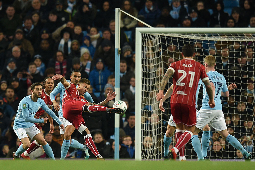 Tembakan keras gelandang Bristol Jamie Paterson masih gagal menjebol gawang City yang dikawal  Claudio Bravo. 