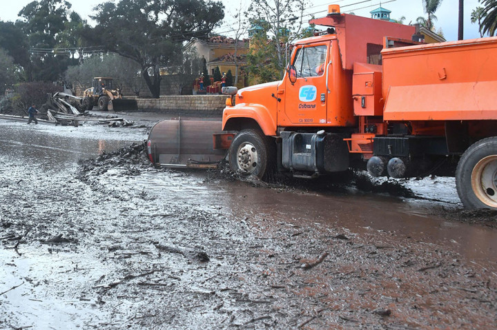 Petugas membersihkan lumpur dan puing-puing di jalanan lepas pantai AS 101 antara San Ysidro dengan Montecito, California, Selasa, 9 Januari 2018 waktu setempat.
