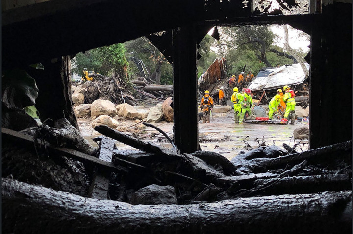 Pihak berwenang menyatakan bahwa jenazah korban ditemukan di lumpur dan puing-puing pada saat operasi penyelamatan di Montecito, barat laut Los Angeles.