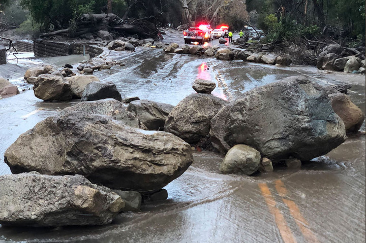 Batu-batu besar dan lumpur tebal membuat proses penyelamatan dan evakuasi korban banjir dan longsor di Montecito terhambat.