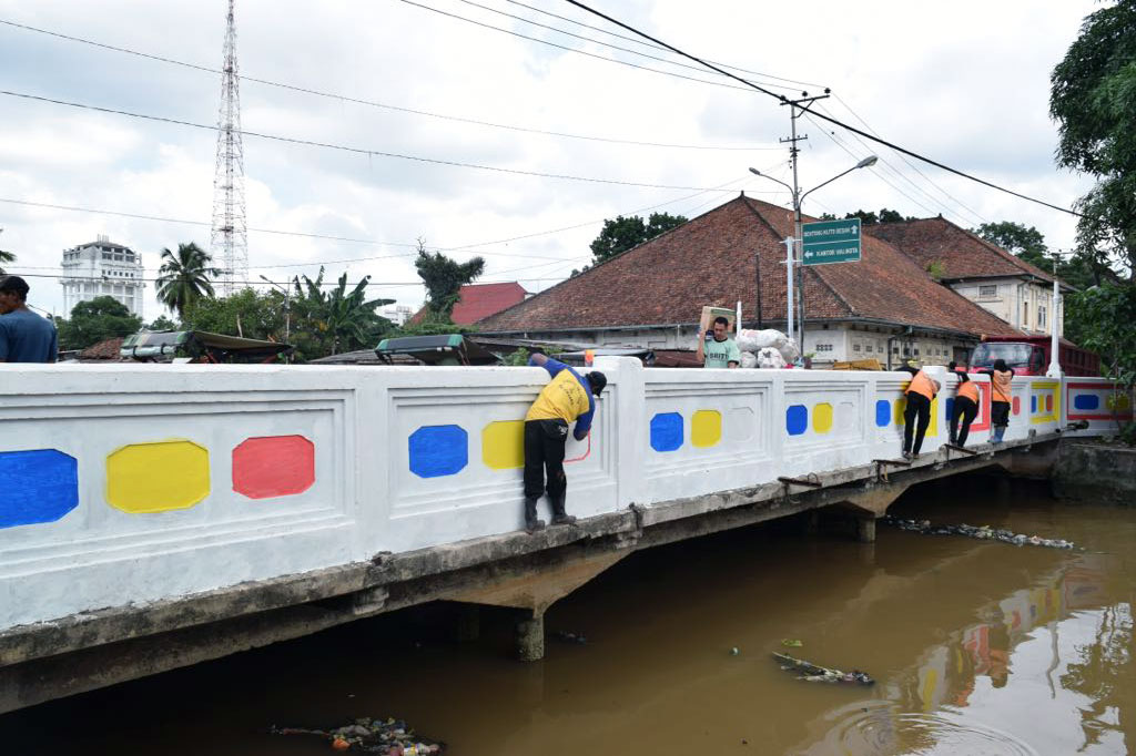Pengecatan kawasan anak sungai ini untuk menjadi daya tarik wisatawan dalam rangka menyambut perhelatan olahraga Asian Games Agustus 2018 mendatang. MI/Dwi Apriani