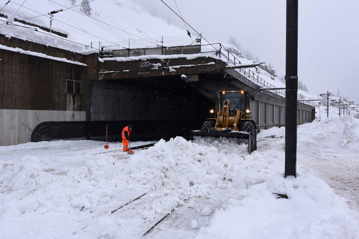 Pekerja membersihkan salju dari terowongan kereta api di Zermatt, Swiss. Salju telah meutup semua jalan dan rute kereta menuju resor di Valais, yang juga terkena beberapa pemadaman listrik.