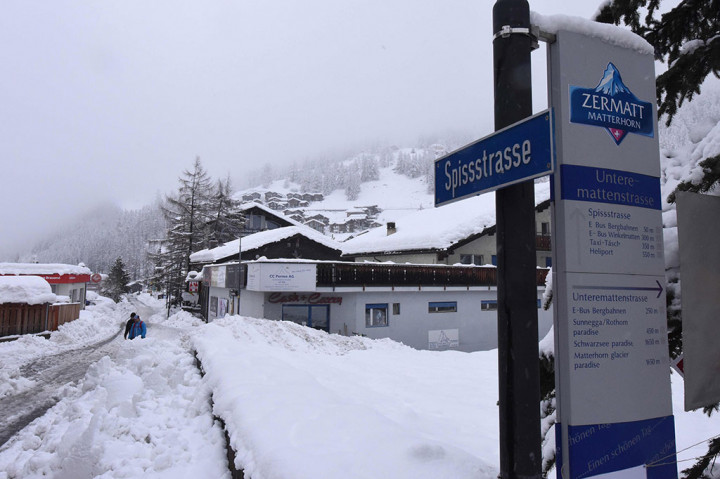 Tebalnya salju membuat kedatangan dan keberangkatan wisatawan tidak mungkin dilakukan saat ini. Akses jalan utama telah ditutup sejak Senin, 8 Januari 2018 pagi, sementara perjalanan KA dihentikan Senin malam.