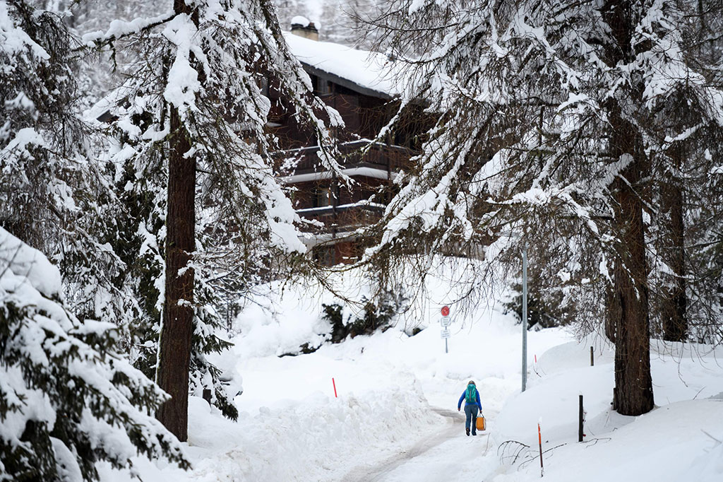Zermatt adalah rumah bagi sekitar 5.500 penduduk dan memiliki kapasitas untuk menampung 13.400 wisatawan yang tersebar di seluruh hotel dan apartemen sewa. 