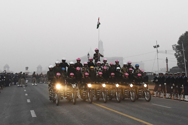 Mereka sedang melakukan geladi bersih untuk acara Republic Day ke-69 yang merupakan parade di musim dingin, pada tanggal 26 Januari mendatang.
