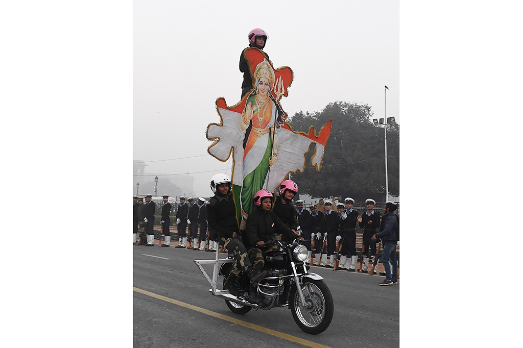 Aksi tentara wanita unjuk kebolehan bermotor.