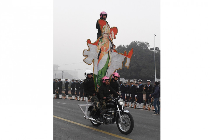 Aksi tentara wanita unjuk kebolehan bermotor.