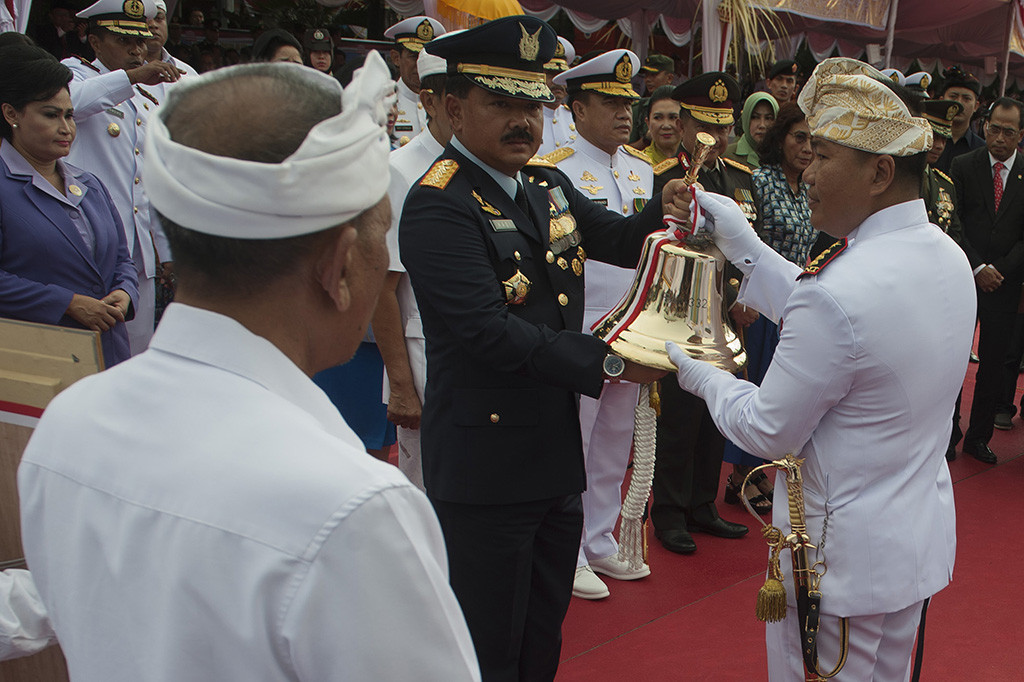 Panglima TNI Marsekal Hadi Tjahjanto menyerahkan lonceng kepada Komandan Kapal Kolonel Laut Endra Hartono yang disaksikan ahli waris Pahlawan Nasional I Gusti Ngurah Rai saat pengukuhkan nama Kapal Republik Indonesia (KRI) I Gusti Ngurah Rai-332 di Pelabuhan Benoa, Denpasar. 