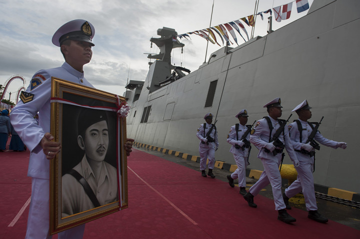 Prajurit TNI AL memegang lukisan Pahlawan Nasional I Gusti Ngurah Rai untuk dipasang pada kapal saat pengukuhkan nama Kapal Republik Indonesia (KRI) I Gusti Ngurah Rai-332 di Pelabuhan Benoa, Denpasar.