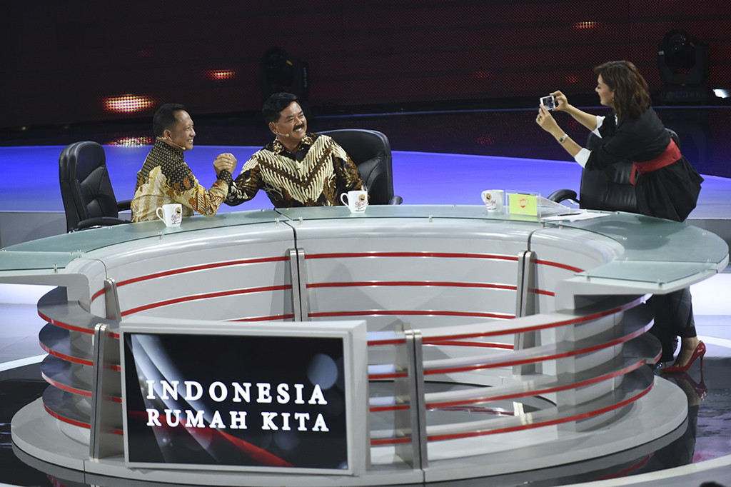 Tayangan perdana 'Mata Najwa' menghadirkan sejumlah narasumber, diantaranya Panglima TNI Marsekal Hadi Tjahjanto dan Kapolri Jenderal Tito Karnavian. Sejumlah tokoh pun turut hadir mewarnai debut perdananya ini.