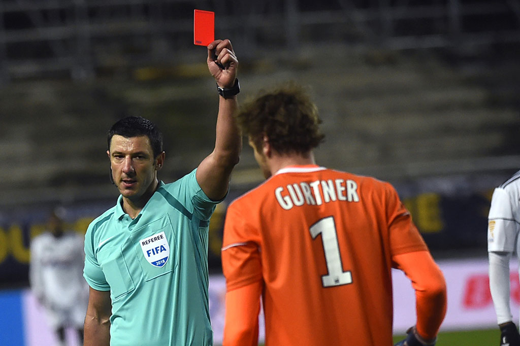 Petaka bagi tuan rumah datang pada menit ke-34 setelah kiper Regis Gurtner diganjar kartu merah wasit setelah melakukan pelanggaran keras terhadap Kylian Mbappe di lur kotak penalti.