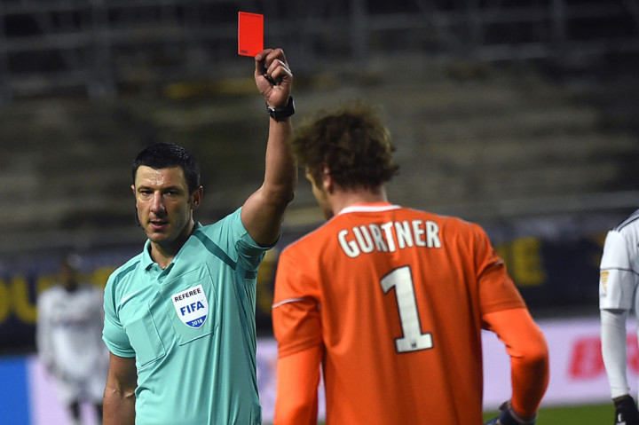 Petaka bagi tuan rumah datang pada menit ke-34 setelah kiper Regis Gurtner diganjar kartu merah wasit setelah melakukan pelanggaran keras terhadap Kylian Mbappe di lur kotak penalti.