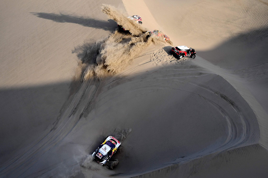 Mobil yang dikendarai Sebastien Loeb dan Daniel Elena terjebak di lubang pasir, lima kilometer menjelang akhir tahapan sepanjang 266 kilometer dari San Juan de Marcona menuju Arequipa, Peru, Rabu, 10 Januari 2018.