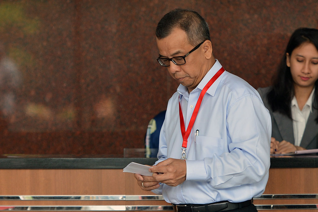 Emirsyah diperiksa sebagai tersangka dugaan suap pengadaan pesawat dan mesin pesawat dari Airbus S.A.S dan Rolls-Royce P.L.C pada PT. Garuda Indonesia.