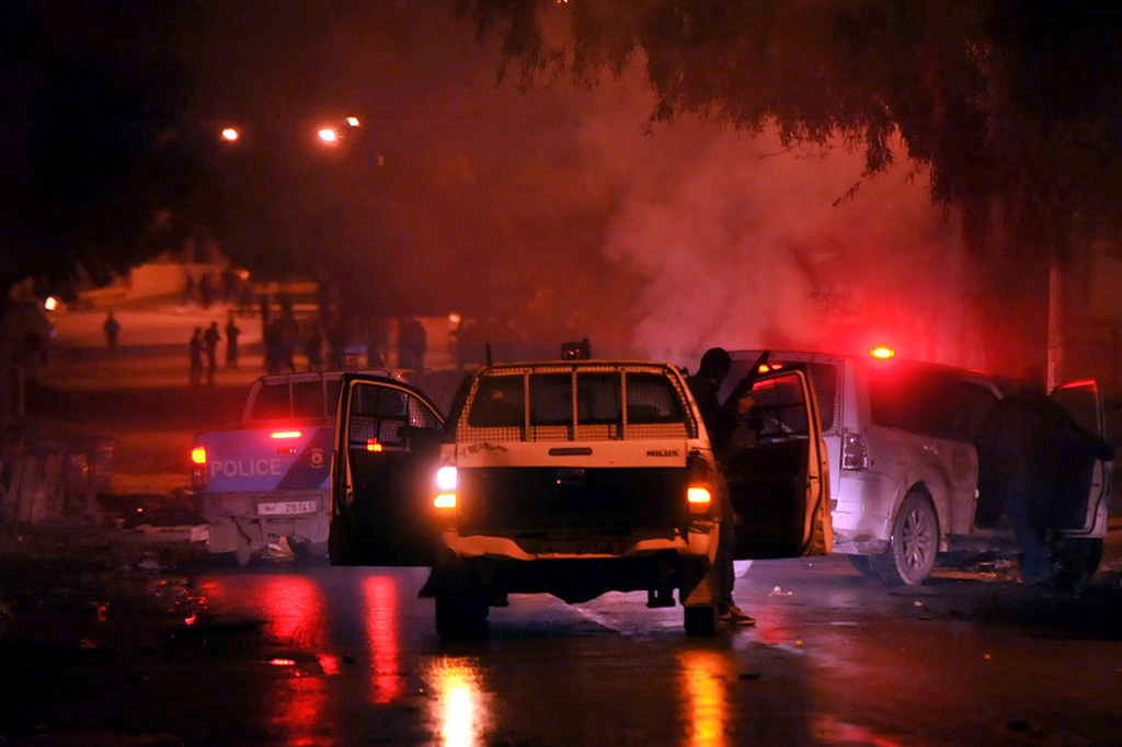 Aparat militer akhirnya ikut dikerahkan untuk menjaga bank, kantor pos dan gedung pemerintahan lainnya di Tunisia. Kementerian luar negeri Tunisia menyebutkan puluhan aparat polisi terluka dalam bentrokan dengan para pendemo.