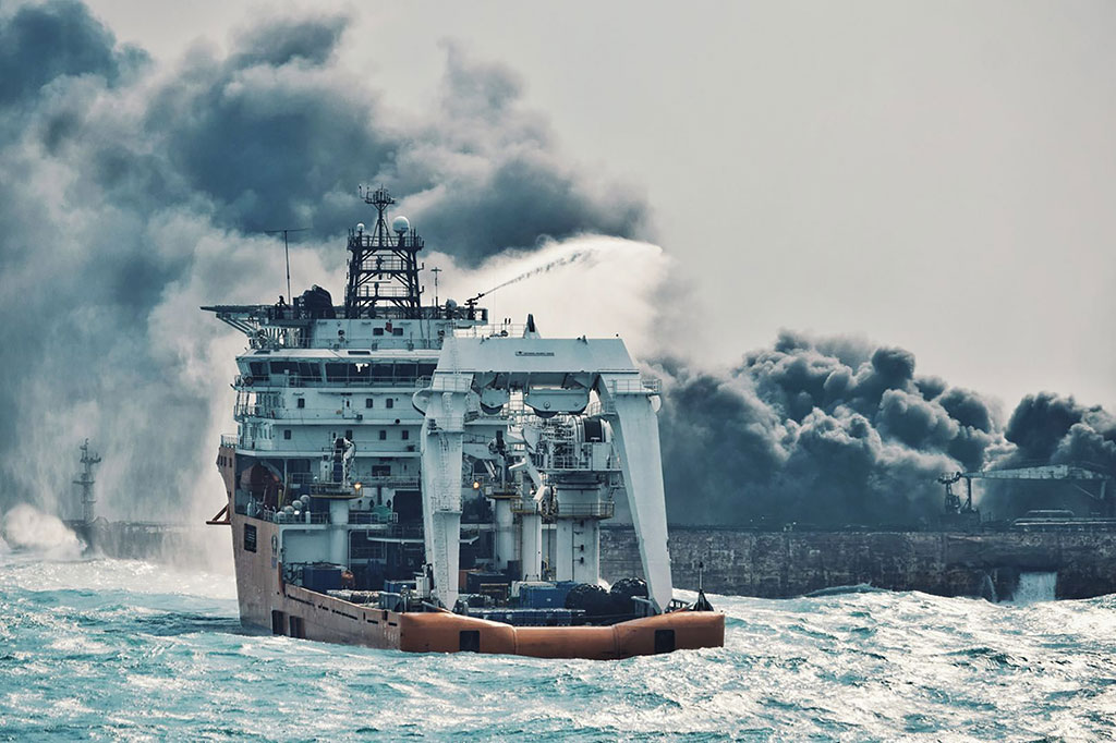 Puluhan kapal penyelamat menghadapi angin kencang, ombak tinggi dan asap beracun untuk menyisir area seluas 900 mil laut atau sekitar 3.100 kilometer persegi untuk mencari 31 pelaut yang hilang sekaligus menjinakkan api, di tengah kekhawatiran bahwa kapal tersebut dapat meledak atau tenggelam.