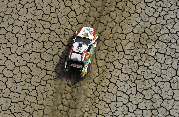 Ford Raptor pacuan pasangan Bolivia, Marco Bulacia - Eugiano Arrieta, melaju di pantai pesisir barat Peru yang berhadapan dengan Samudra Pasifik. Peserta yang berjumlah 500-an orang berasal dari 54 negara berbeda.