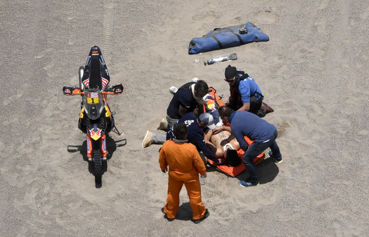 Tim medis mengevakuasi Sam Sunderland yang tergelak dan tak sanggup berdiri setelah KTM tunggannya terpeset. Cedera parah memaksa pereli asal Inggris yang sempat memimpin klasemen ini mundur dari kompetisi.
