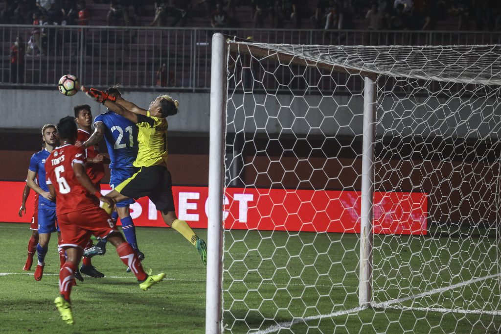Penjaga gawang timnas Indonesia Selection, Rivky Mokodompit (kanan) menepis bola. Gawangnya kebobolan lima gol pada babak ke dua. 