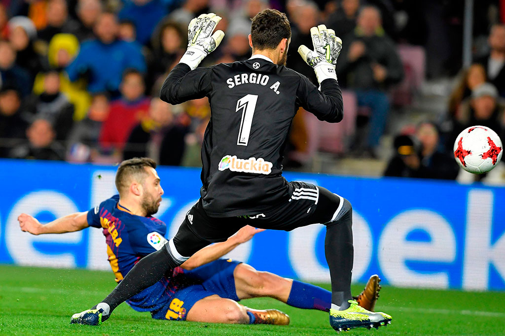 Kerja sama kedua pemain kembali berbuah gol. Mendapat umpan dari Messi, sambil menjatuhkan diri sontekan Alba menjebol gawang Celta untuk membawa timnya unggul 3-0 pada menit ke-28.