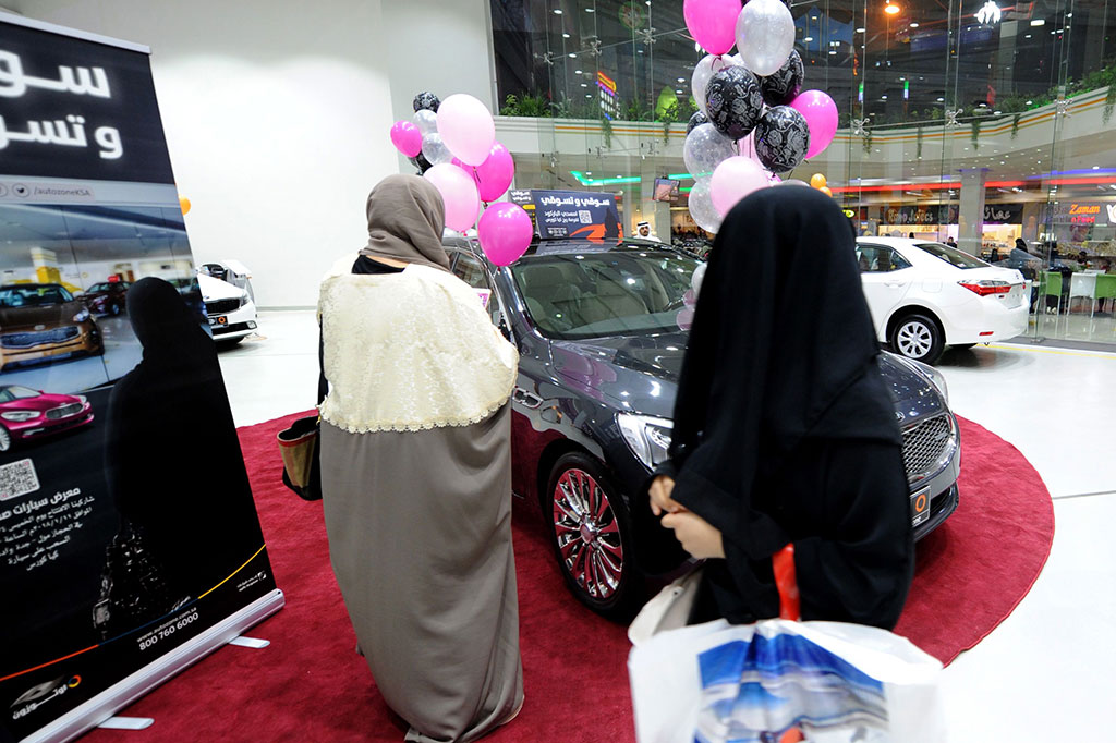 Perempuan Arab Saudi mengunjungi showroom mobil khusus untuk perempuan di kota pelabuhan Laut Merah, Jeddah, Kamis, 11 Januari 2018.