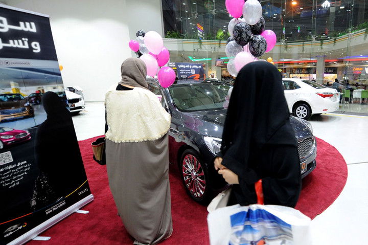 Perempuan Arab Saudi mengunjungi showroom mobil khusus untuk perempuan di kota pelabuhan Laut Merah, Jeddah, Kamis, 11 Januari 2018.
