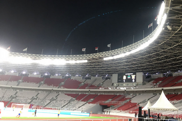 Stadion Utama Gelora Bung Karno (SUGBK) kini dilengkapi dengan 620 lampu light emitting diode (LED) berkekuatan pancar 3.500 lux dari sebelumnya 1.200 lux. Lampu berstandar tinggi tersebut telah diakui oleh federasi sepakbola dunia (FIFA) dan federasi atletik internasional (IAAF). SUGBK juga tampil lebih cantik dengan perubahan kursi penonton menjadi kursi tunggal berkapasitas menjadi 76 ribu berkelir merah putih.