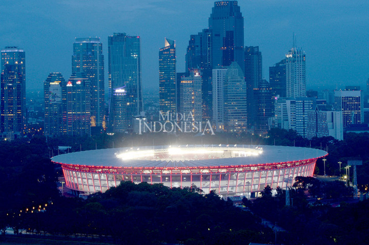 Gemerlap cahaya memancar dari 620 lampu light emitting diode (LED) dari Stadion Utama Gelora Bung Karno (SUGBK), Senayan, Jakarta, Kamis, 11 Januari 2018. MI/Susanto