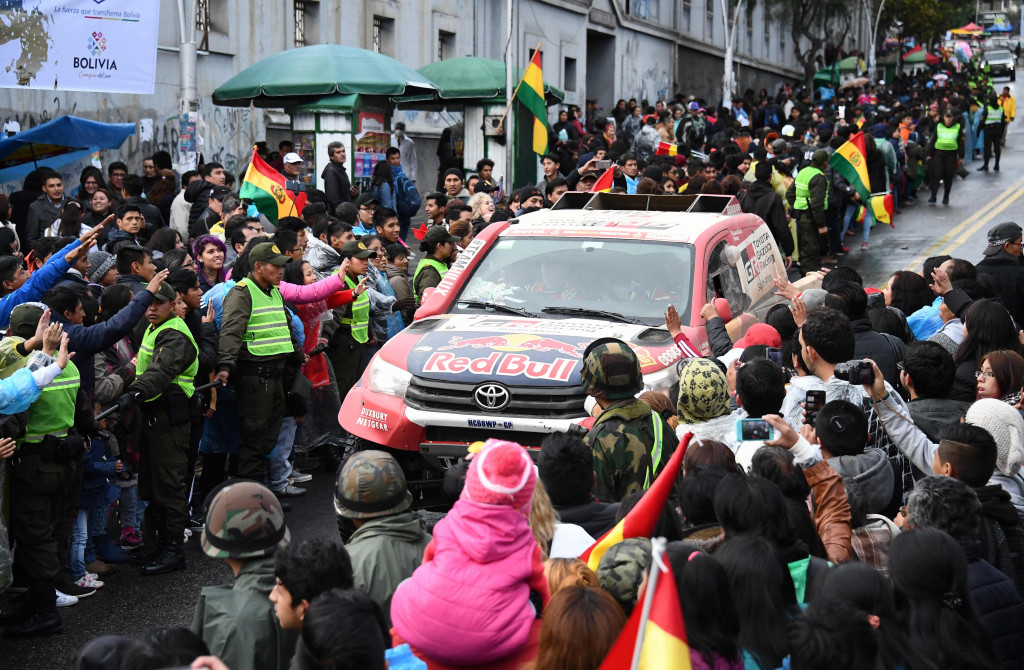 Toyota Hi-Lux besutan Stephane Peterhansel - Jean Paul Cottret tiba di garis finish. Pasangan asal Prancis ini adalah pemimpin klasemen sementara.