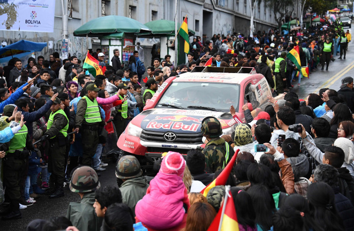 Toyota Hi-Lux besutan Stephane Peterhansel - Jean Paul Cottret tiba di garis finish. Pasangan asal Prancis ini adalah pemimpin klasemen sementara.