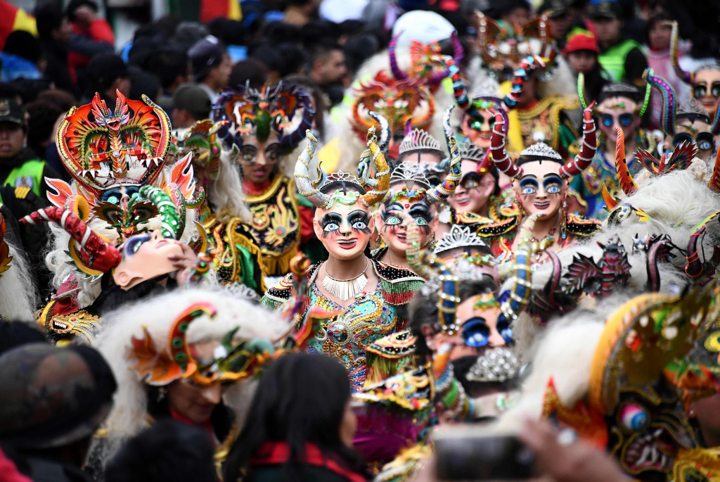 Karnaval memeriahkan penyambutan para pereli di tengah kota La Paz, Bolivia.