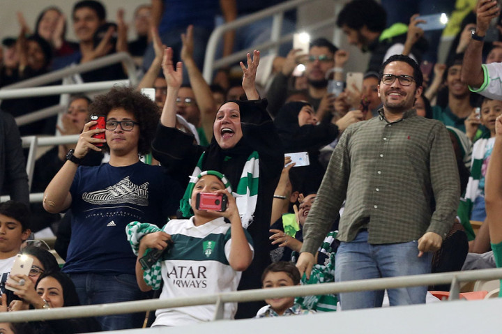 Seorang penonton perempuan bersorak-sorai mendukung tim kesayangannya Al-Ahli saat melawan Al-Batin pada Liga Saudi di Stadion King Abdullah Sports City.
