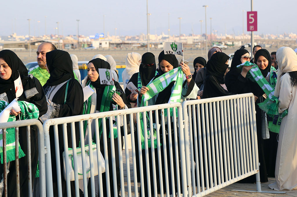 Puluhan perempuan antre memasuki stadion pascaputusan Pemerintah Saudi yang memperbolehkan para perempuan untuk menonton pertandingan bersama anggota keluarga mereka.