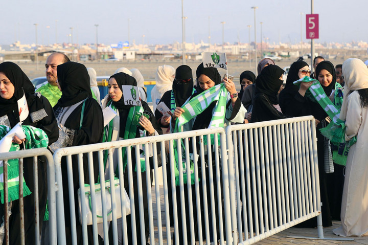 Puluhan perempuan antre memasuki stadion pascaputusan Pemerintah Saudi yang memperbolehkan para perempuan untuk menonton pertandingan bersama anggota keluarga mereka.