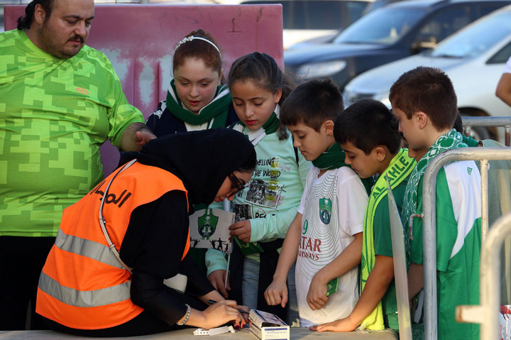 Izin itu dikeluarkan setelah Saudi juga memutuskan untuk memperbolehkan perempuan mengemudikan kendaraan mulai pertangahan tahun ini serta mengizinkan bioskop-bioskop untuk beroperasi.