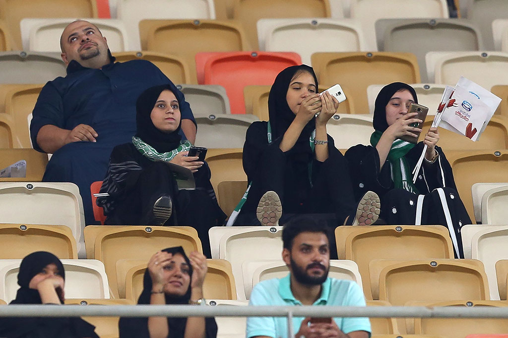 Guna mempersiapkan perubahan, kerajaan tersebut telah menetapkan bagian keluarga di tribun untuk para perempuan. Stadion-stadion juga telah dilengkapi dengan toilet-toilet, pintu masuk terpisah serta lapangan parkir untuk penonton perempuan.