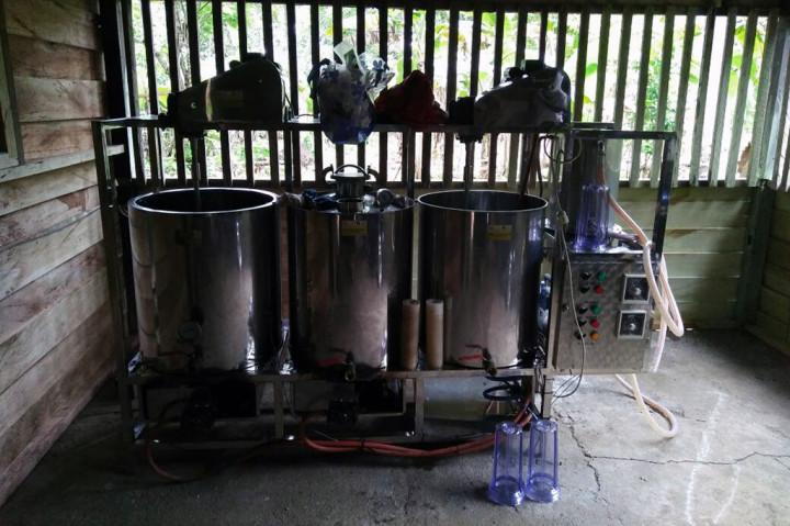 Untuk mendorong warga setempat peduli dan ambil bagian dalam pengembangan pariwisata, sekelompok warga Pulau Maratua mengembangkan ekowisata berbasis masyarakat.