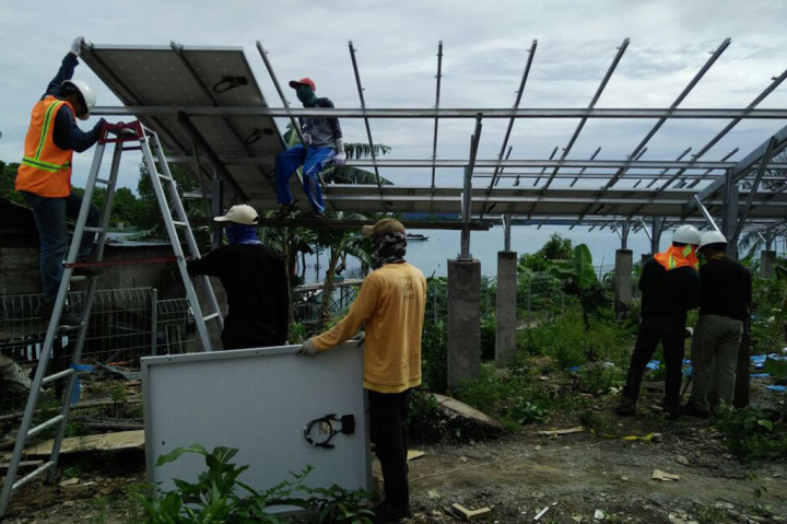 Selain itu juga pembangunan pembangunan pembangkit listrik tenaga surya di Kampung Teluk Alulu. 