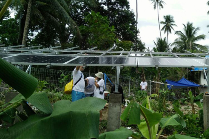 PLTS yang direncanakan rampung pada Februari 2018 mendatang tersebut bisa digunakan untuk pembuatan es batu dan membantu nelayan lokal dalam penyimpanan ikan.