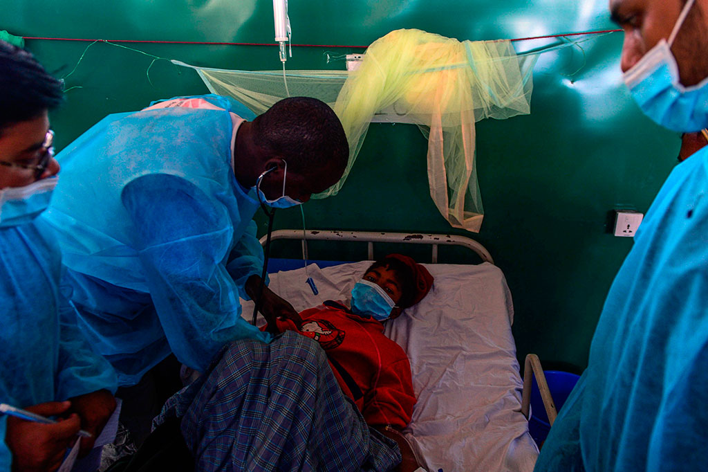 Dokter dari Doctor Without Borders (MSF) memeriksa seorang pengungsi muslim Rohingya yang terinfeksi difteri di rumah sakit lapangan MSF di Kota Thankhali, Bangladesh, Rabu, 10 Januari 2018.