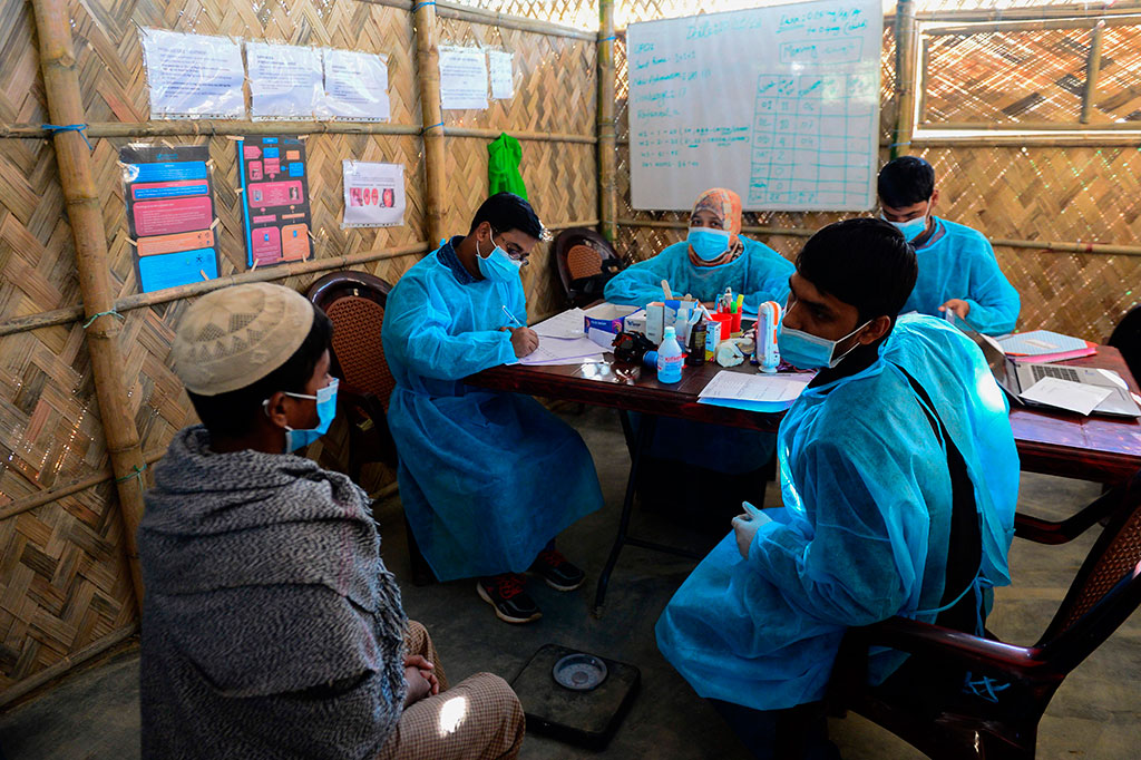 Wabah difteri telah merenggut nyawa setidaknya 30 pengungsi Rohingya, kebanyakan anak-anak, sedangkan beberapa warga Bangladesh yang tinggal di dekat tempat tersebut juga terjangkit.