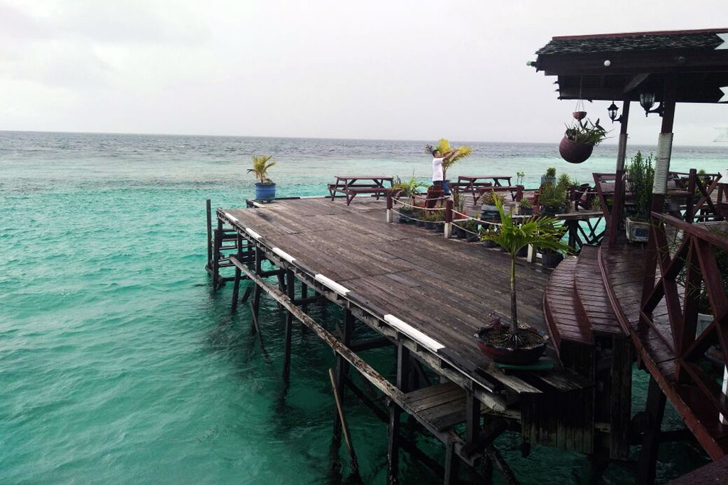 Keindahan Pulau Maratua, Berau, Kaltim tidak diragukan lagi. Hamparan lautnya yang biru akan menghipnotis mata siapa pun yang datang. 