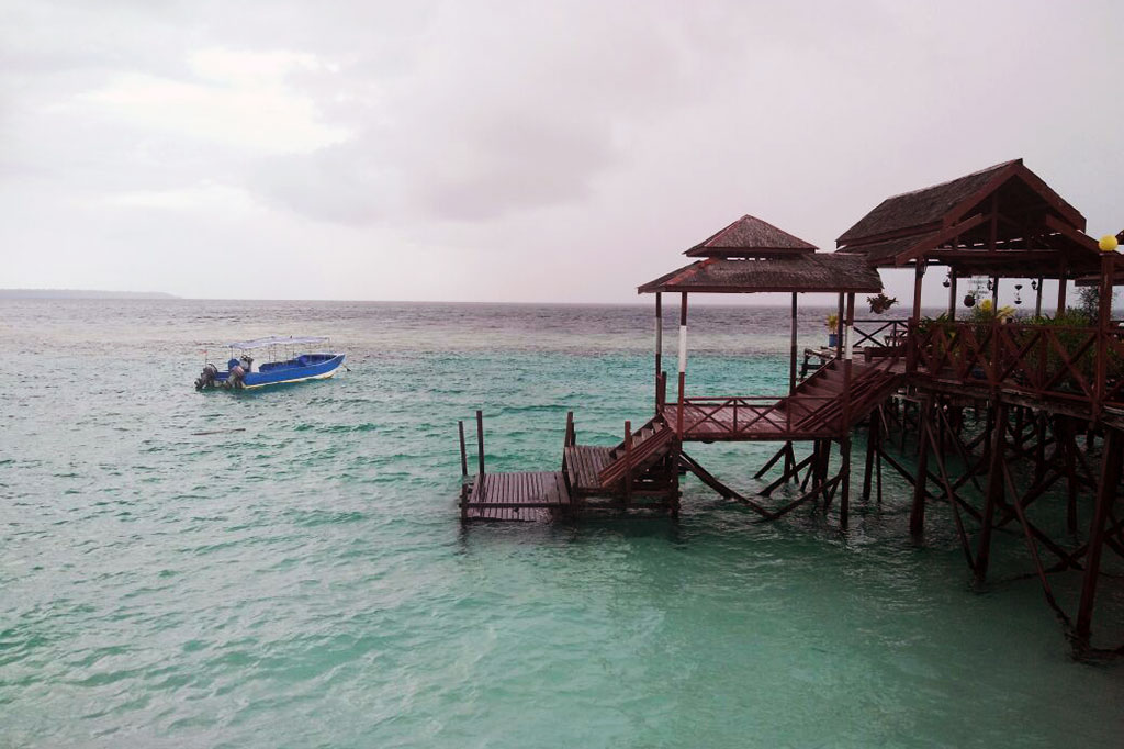 Pulau Maratua yang terletak di Laut Sulawesi ini juga menyediakan resort dengan bangunan khas seperti yang ada di Maladewa.