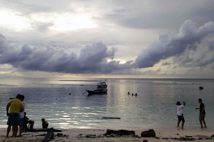 Untuk mencapai salah satu pulau terluar di Indonesia tersebut butuh waktu 1 jam dengan menggunakan kapal cepat dari Pulau Derawan. Namun letihnya perjalanan akan langsung terbayar saat menginjakkan kaki di Maratua.