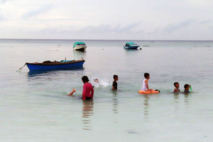 Suasana yang sangat alami ditambah jernihnya air laut dan semilir angin membuat wisatawan betah berlama-lama di Pulau Maratua.