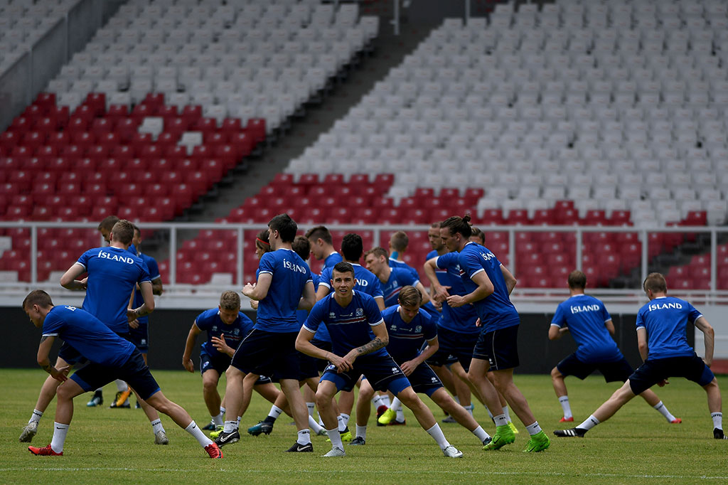 Timnas Islandia melakukan pemanasan dan latihan ringan di Stadion Utama Gelora Bung Karno, Jakarta, Sabtu, 13 Januari 2018.